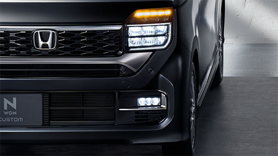 水平と垂直のラインを基調にカタマリ感を演出し、力強く存在感のある印象に。