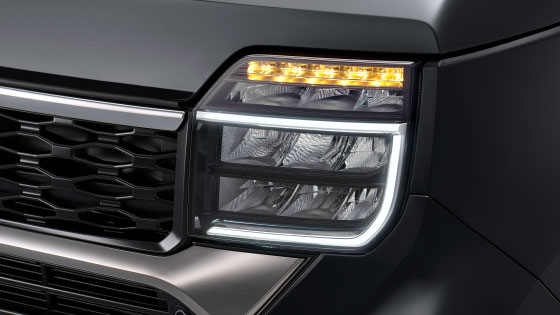 流れるように点灯するターンシグナルランプ。メッキのモールに見えるポジションランプは、点灯時に全体が発光する凝った仕上がり。