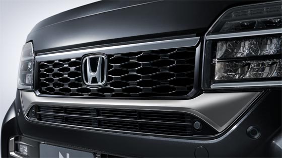 輝きの異なるメッキ加飾を組み合わせ、風格ある引き締まった表情を追求したフロントグリル。