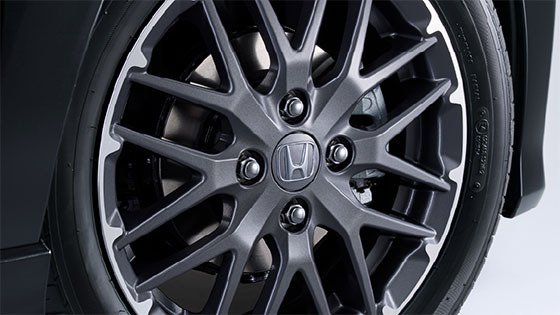 ピューターグレー塗装の15インチアルミホイールは切削仕上げを施し、より力強い足元に。