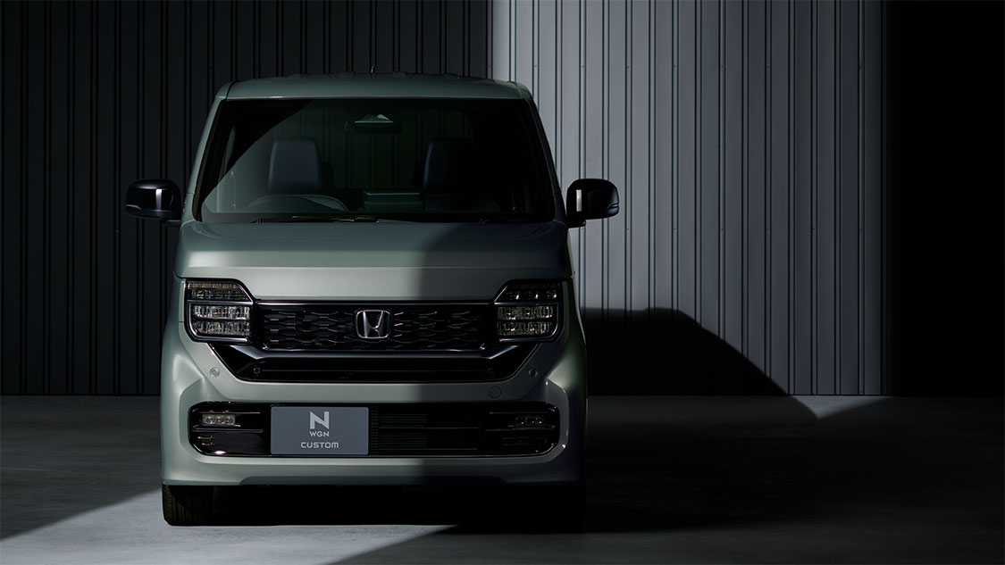 Photo：N-WGN CUSTOM L・ターボ 特別仕様車 BLACK STYLE（FF）　ボディーカラーはボタニカルグリーン・パール　ディーラーオプション装着車