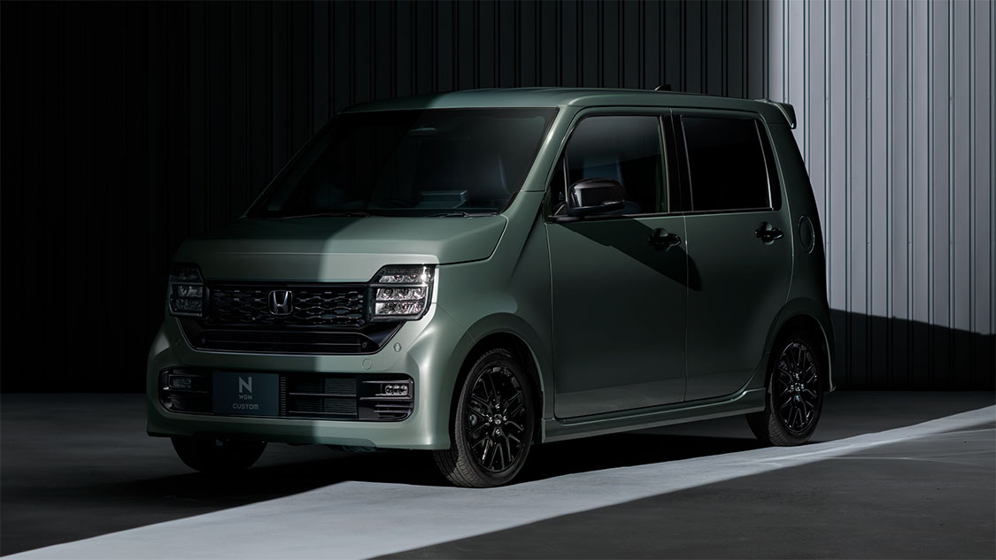 Photo：N-WGN CUSTOM L・ターボ 特別仕様車 BLACK STYLE（FF）　ボディーカラーはボタニカルグリーン・パール　ディーラーオプション装着車