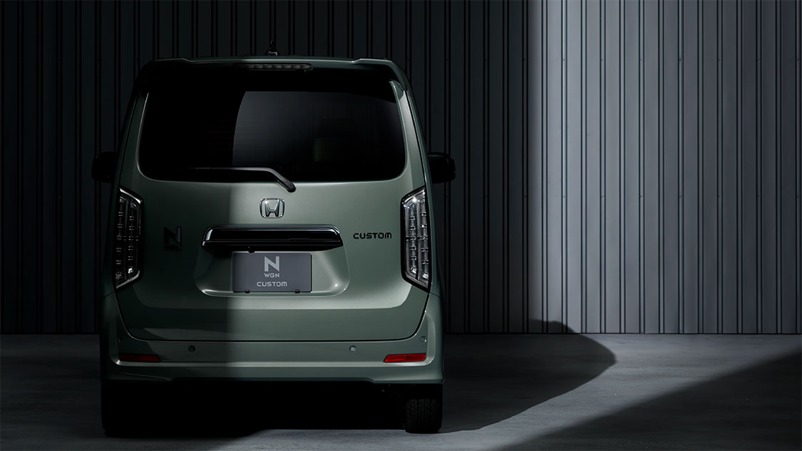 Photo：N-WGN CUSTOM L・ターボ 特別仕様車 BLACK STYLE（FF）　ボディーカラーはボタニカルグリーン・パール　ディーラーオプション装着車