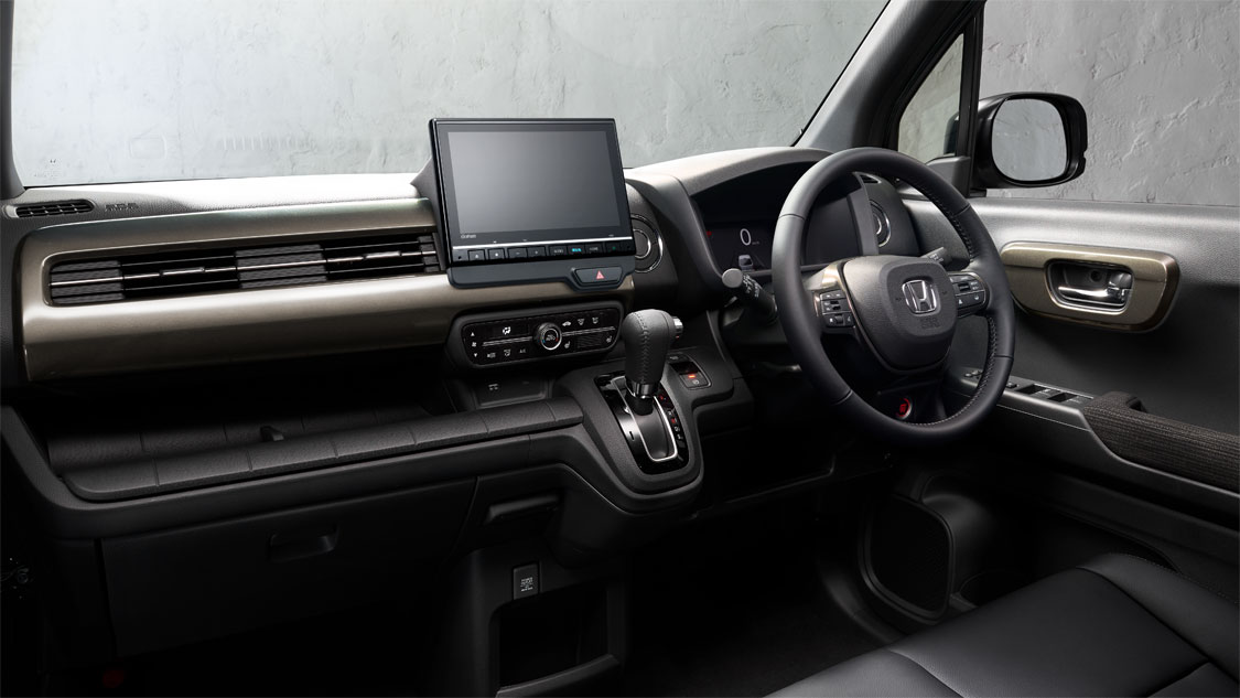 Photo：N-WGN CUSTOM L・ターボ（FF）　ボディーカラーはクリスタルブラック・パール　ディーラーオプション装着車