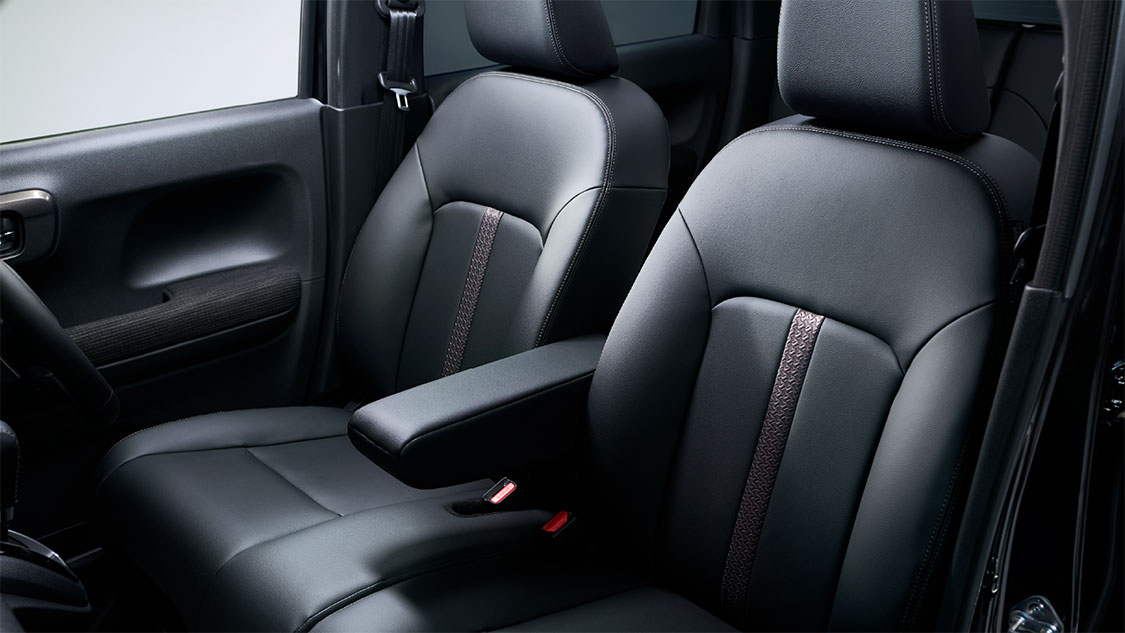 Photo：N-WGN CUSTOM L・ターボ（FF）　ボディーカラーはミッドナイトブルービーム・メタリック　ディーラーオプション装着車