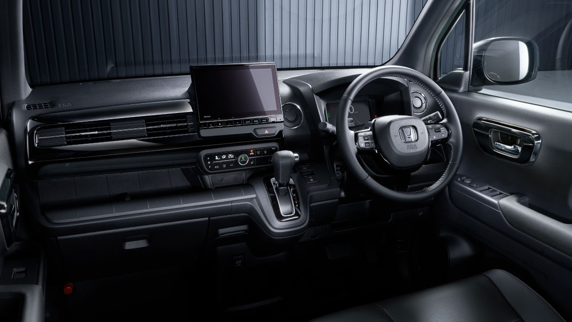 Photo：N-WGN CUSTOM L・ターボ 特別仕様車 BLACK STYLE（FF）　ボディーカラーはボタニカルグリーン・パー　ルディーラーオプション装着車