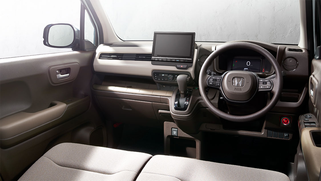 Photo：N-WGN L（FF）　ボディーカラーはプレミアムサンライトホワイト・パール　ディーラーオプション装着車