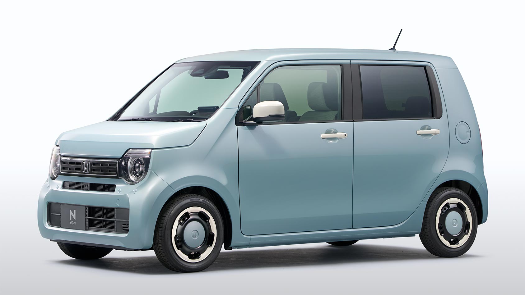 Photo：N-WGN L（FF）ファッションスタイル　ボディーカラーはフィヨルドミスト・パール　ディーラーオプション装着車