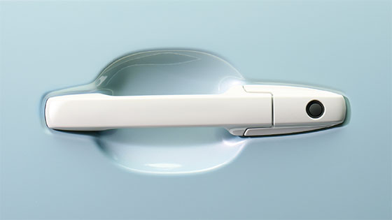 ボディーカラーに映えるオフホワイトのアクセントを、ドアハンドルにも。