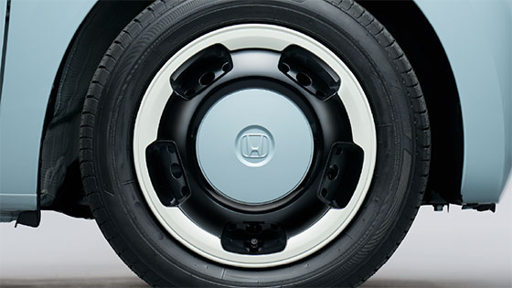 ボディーカラーとオフホワイトを組み合わせた印象的なデザイン。