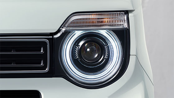 効率的な配光を追求した丸目。ウインカーのかぶせ具合を緻密に計算し、凛とした表情に。