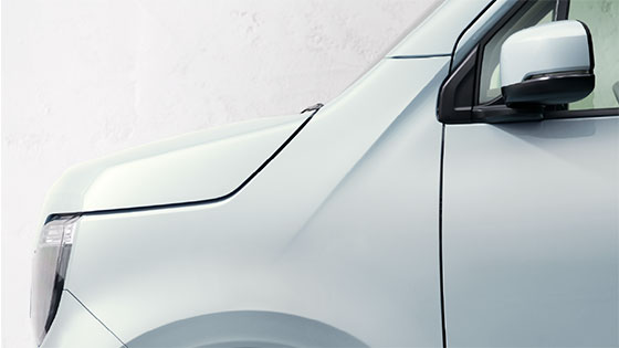 繊細なへこみ面を各所に設け、骨格に包まれるような安心感と豊かなニュアンスを表現。