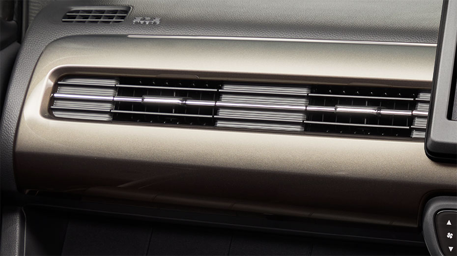 光の当たり方で色味が変化する、華やかなカラー演出。