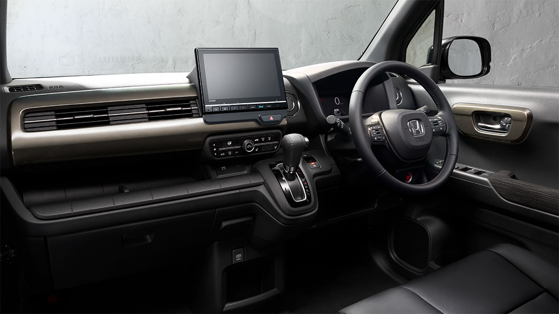 Photo：N-WGN CUSTOM L・ターボ（FF）　ボディーカラーはクリスタルブラック・パール　ディーラーオプション装着車