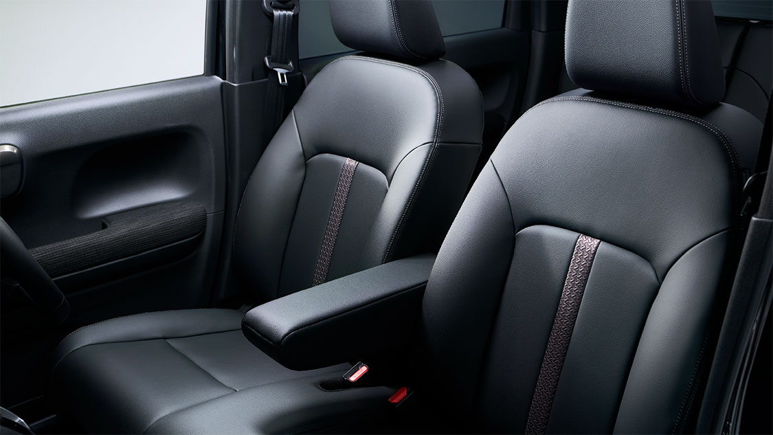 Photo：N-WGN CUSTOM L・ターボ（FF）　ボディーカラーはプラチナホワイト・パール　ディーラーオプション装着車