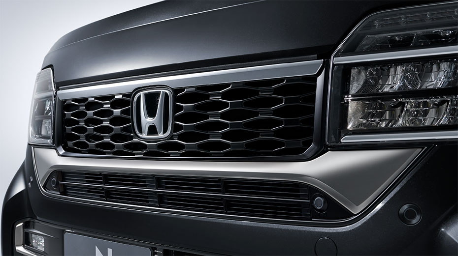 輝きの異なるメッキ加飾を組み合わせ、風格ある引き締まった表情を追求したフロントグリル。