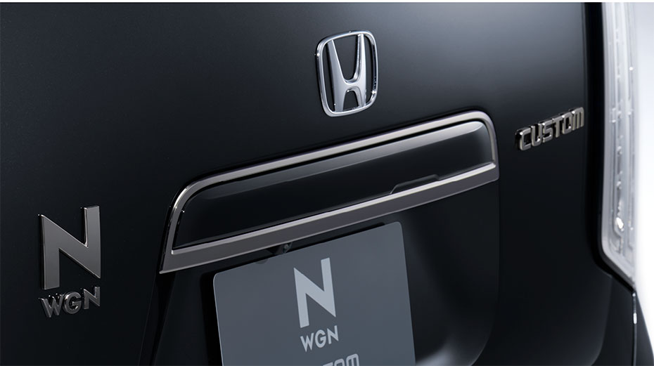 ダーククロームの深い輝きが存在感を高めるデザイン演出。