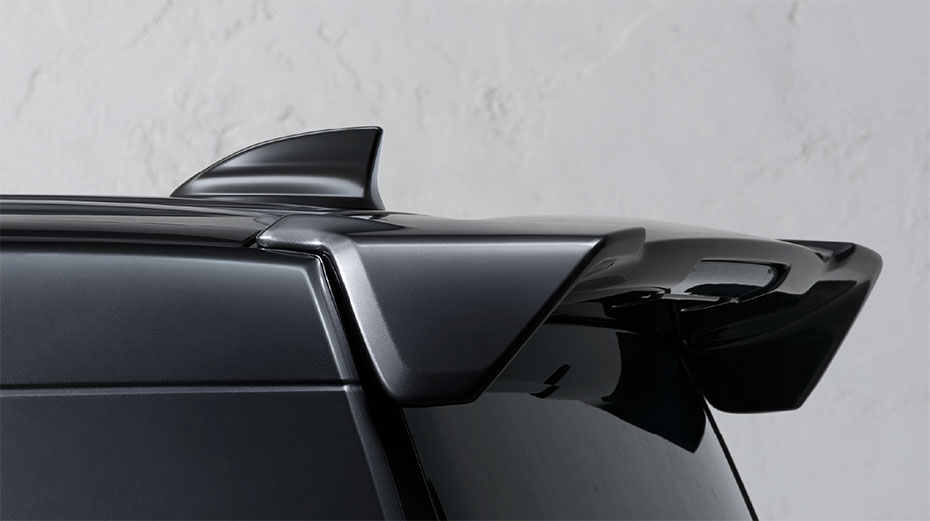 存在感のある個性的なスタイルを強調する、テールゲートスポイラーとシャークフィンアンテナ。