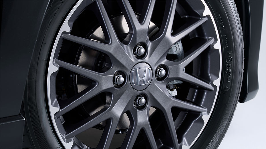 ピューターグレー塗装の15インチアルミホイールは切削仕上げを施し、より力強い足元に。