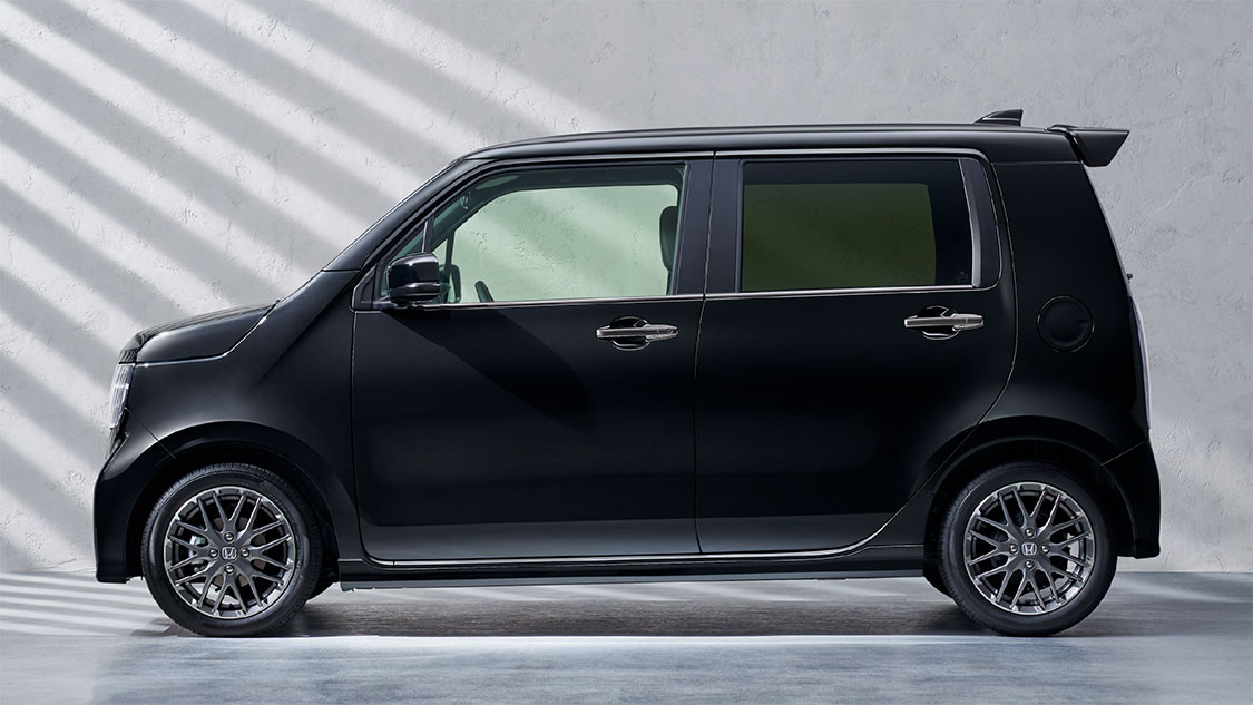 Photo：N-WGN CUSTOM L・ターボ（FF）　ボディーカラーはクリスタルブラック・パール　ディーラーオプション装着車