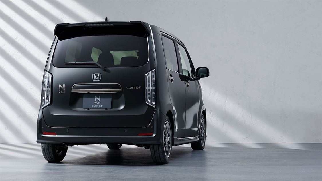 Photo：N-WGN CUSTOM L・ターボ（FF）　ボディーカラーはクリスタルブラック・パール　ディーラーオプション装着車