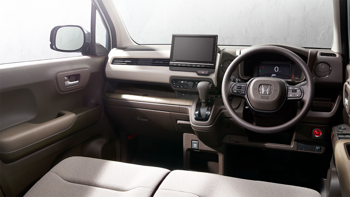 Photo：N-WGN L（FF）　ボディーカラーはプレミアムサンライトホワイト・パール　ディーラーオプション装着車