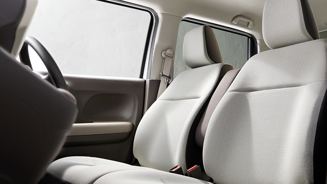 Photo：N-WGN L（FF）　ボディーカラーはプラチナホワイト・パール　ディーラーオプション装着車