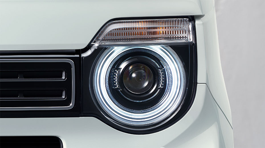 まっすぐに前を見据えた「丸目」。ウインカーのかぶせ具合を緻密に計算し、凛とした表情に。