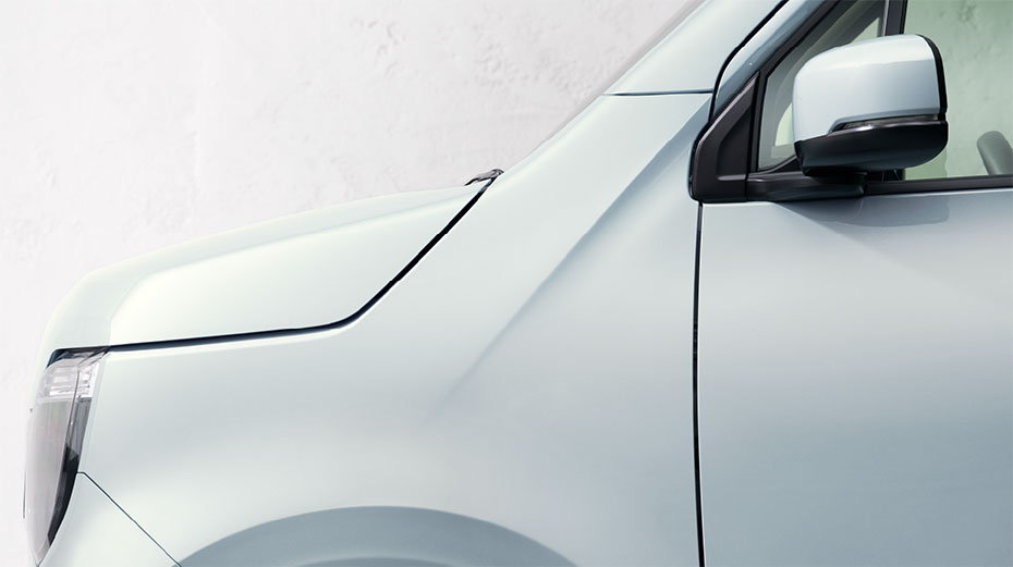 繊細なへこみ面を各所に設け、骨格に包まれるような安心感と豊かなニュアンスを表現。