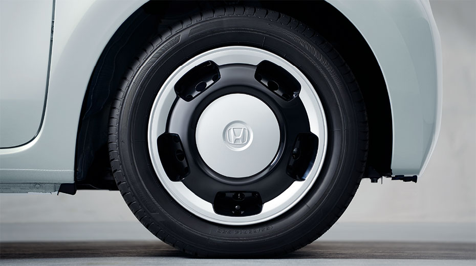 ホイールキャップの小窓からのぞく穴がそろって見える、行き届いたデザイン。