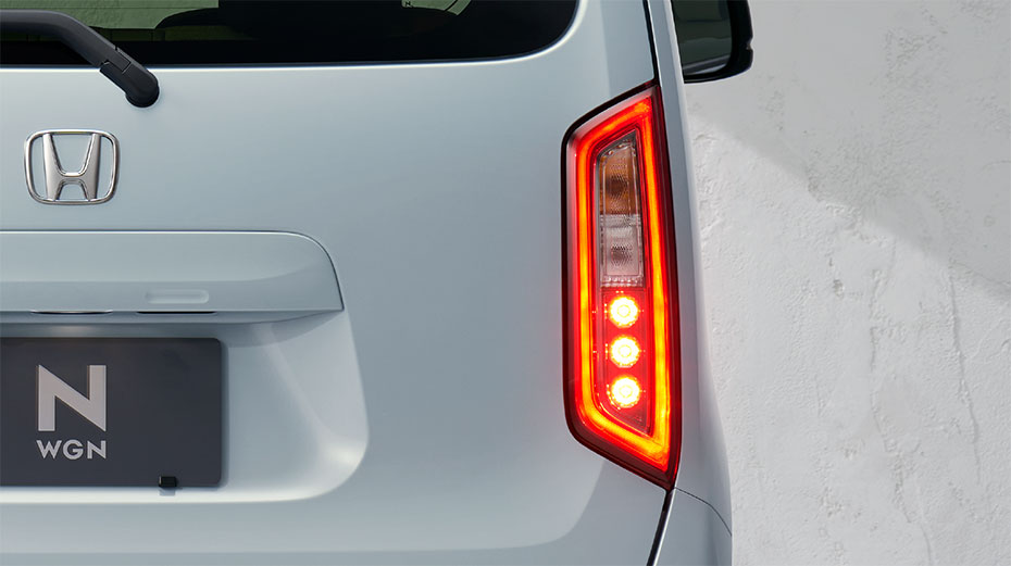 シンプルでムダのない、タテ型デザインのLEDリアコンビネーションランプ。