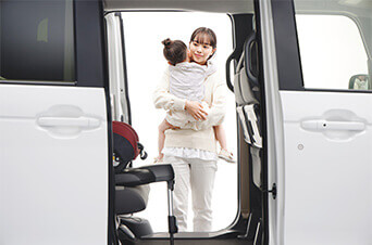 お子様の乗り降りもラクラクのスライドドア。画像