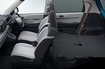 後席を倒せば、フラットな荷室に。画像