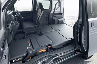 荷室へアクセスしやすい、横と後ろの２つの大開口部。画像