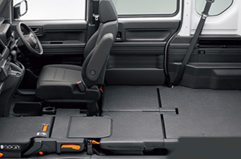 助手席と後席収納で広いスペースが使える。画像