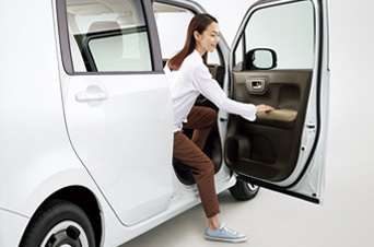 座面は腰に近い高さに。乗り降りがラク。画像