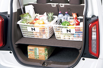 2段使いで積み分けられる荷室。画像