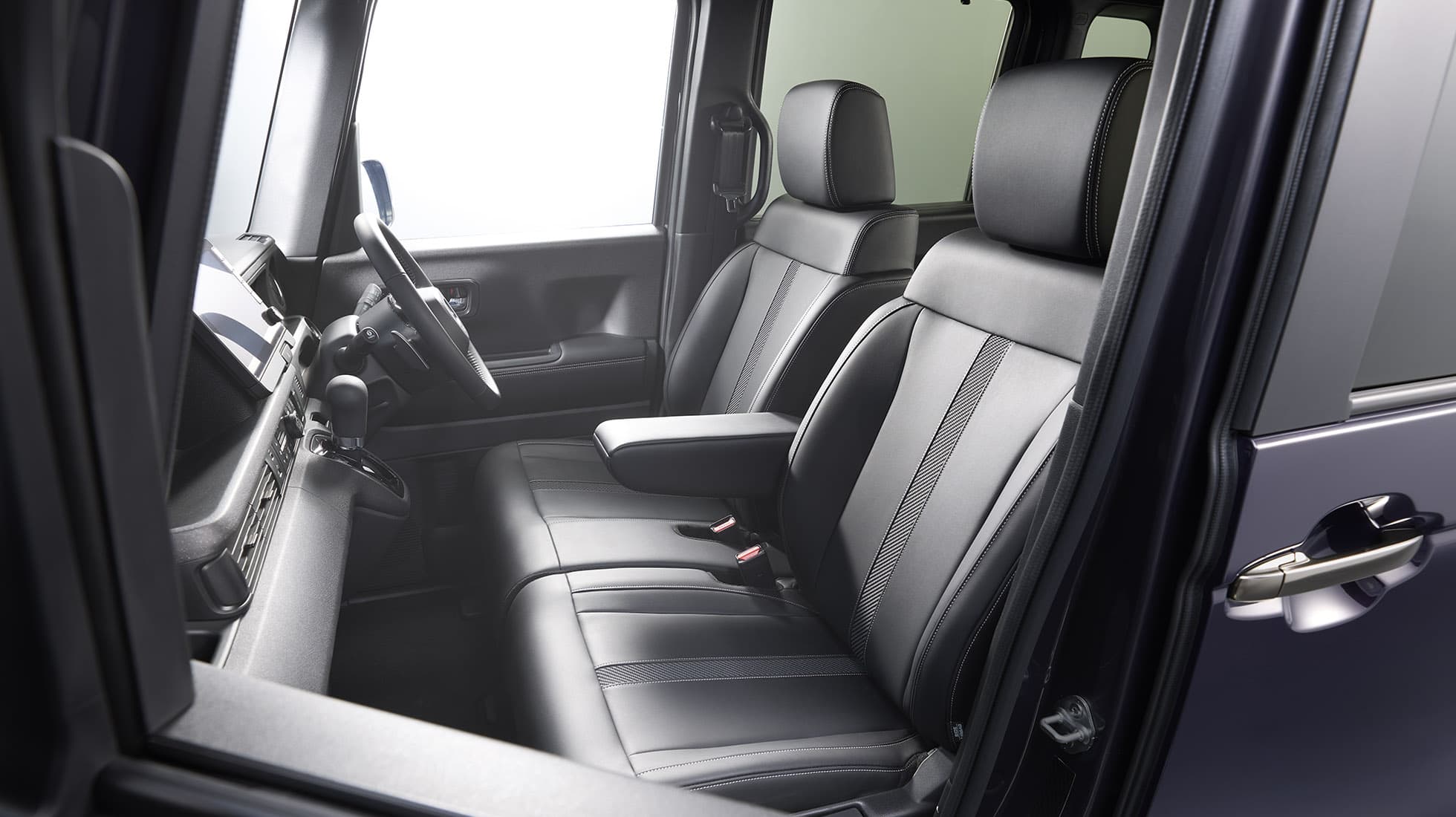 Photo：N-BOX CUSTOM ターボ（FF）コーディネートスタイル　インテリアカラーはブラック　メーカーオプション、ディーラーオプション装着車