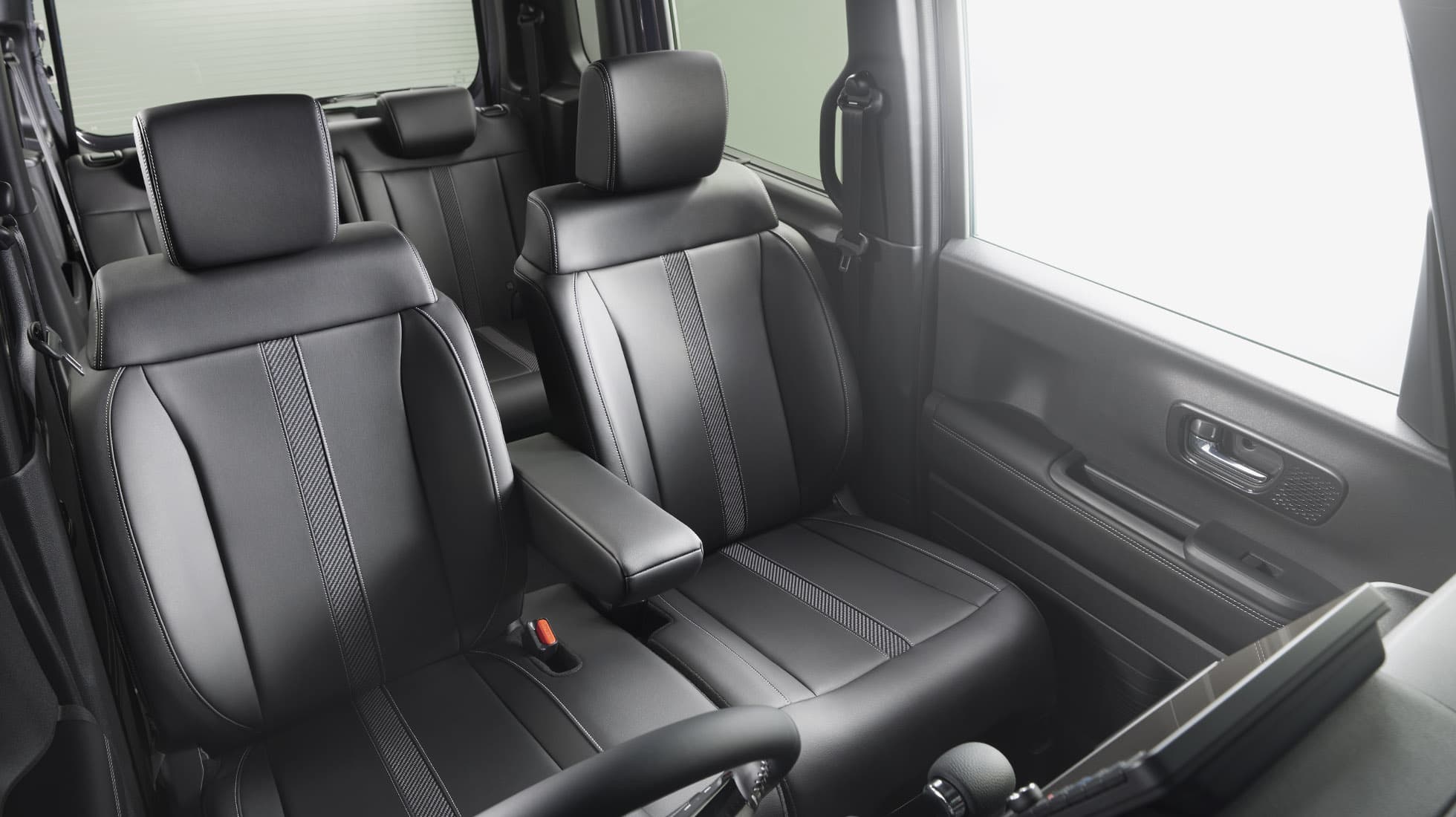 Photo：N-BOX CUSTOM ターボ（FF）コーディネートスタイル　インテリアカラーはブラック　メーカーオプション、ディーラーオプション装着車