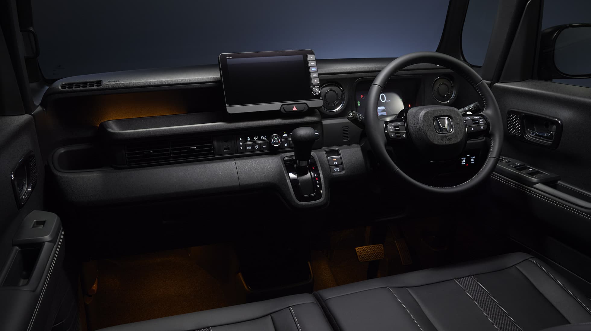 Photo：N-BOX CUSTOM ターボ（FF）コーディネートスタイル　インテリアカラーはブラック　メーカーオプション、ディーラーオプション装着車