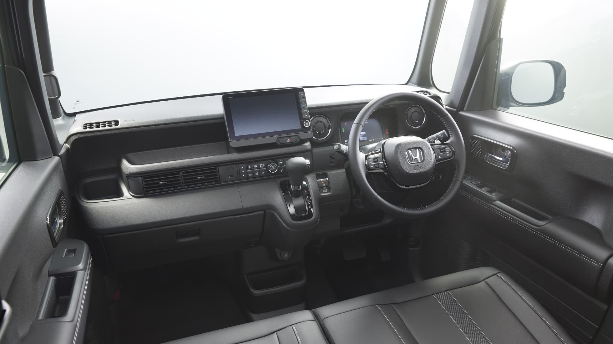 Photo：N-BOX CUSTOM ターボ（FF）コーディネートスタイル　インテリアカラーはブラック　メーカーオプション、ディーラーオプション装着車