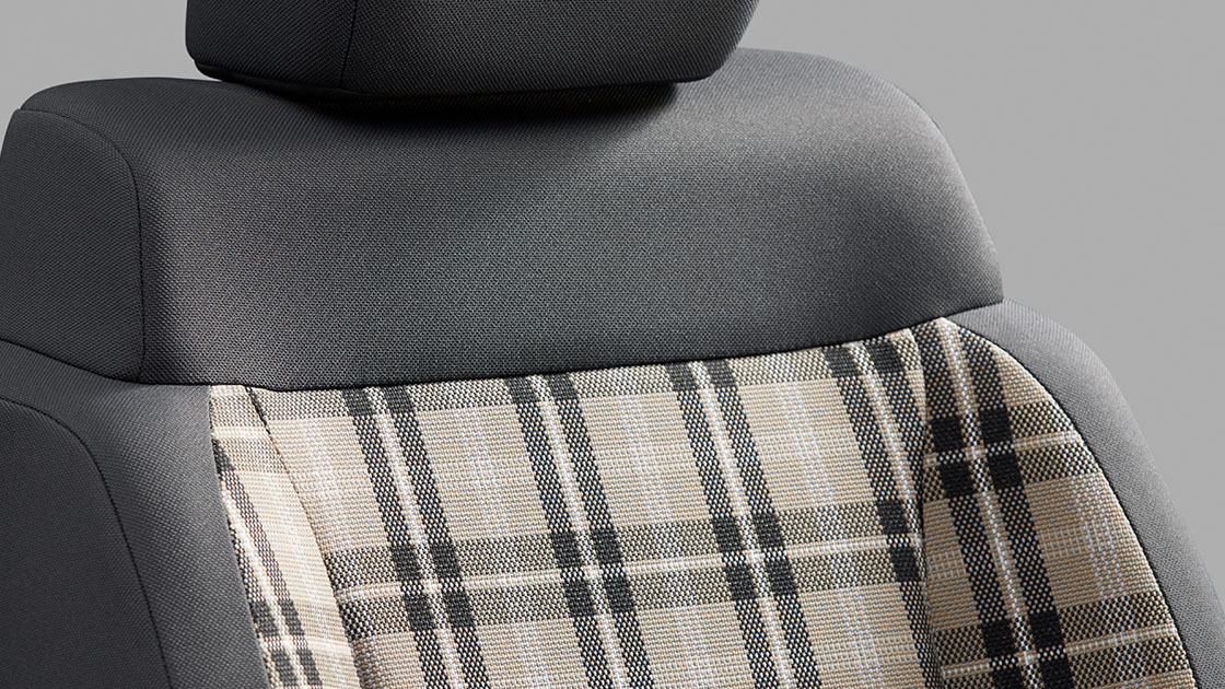 【シートカラー】ブラック×ベージュ（素材：プライムスムース×撥水ファブリック〈チェック柄〉）