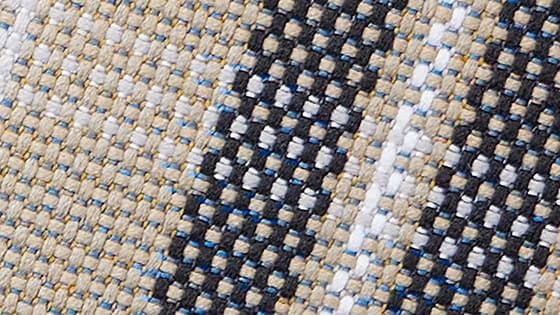 【シート素材】チェック柄の撥水ファブリックはオレンジやブルーの色糸を使って鮮やかに仕上げました。