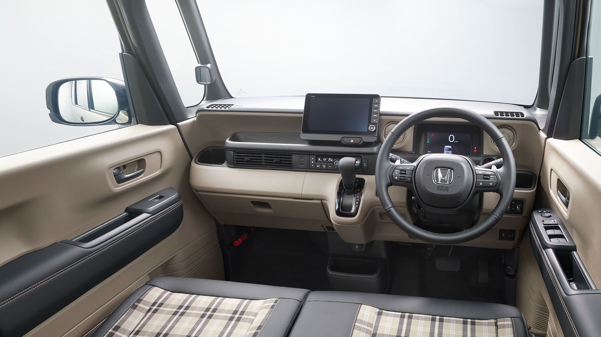 Photo：N-BOX JOY ターボ（FF）　 インテリアカラーはブラウン×ブラック　メーカーオプション、ディーラーオプション装着車