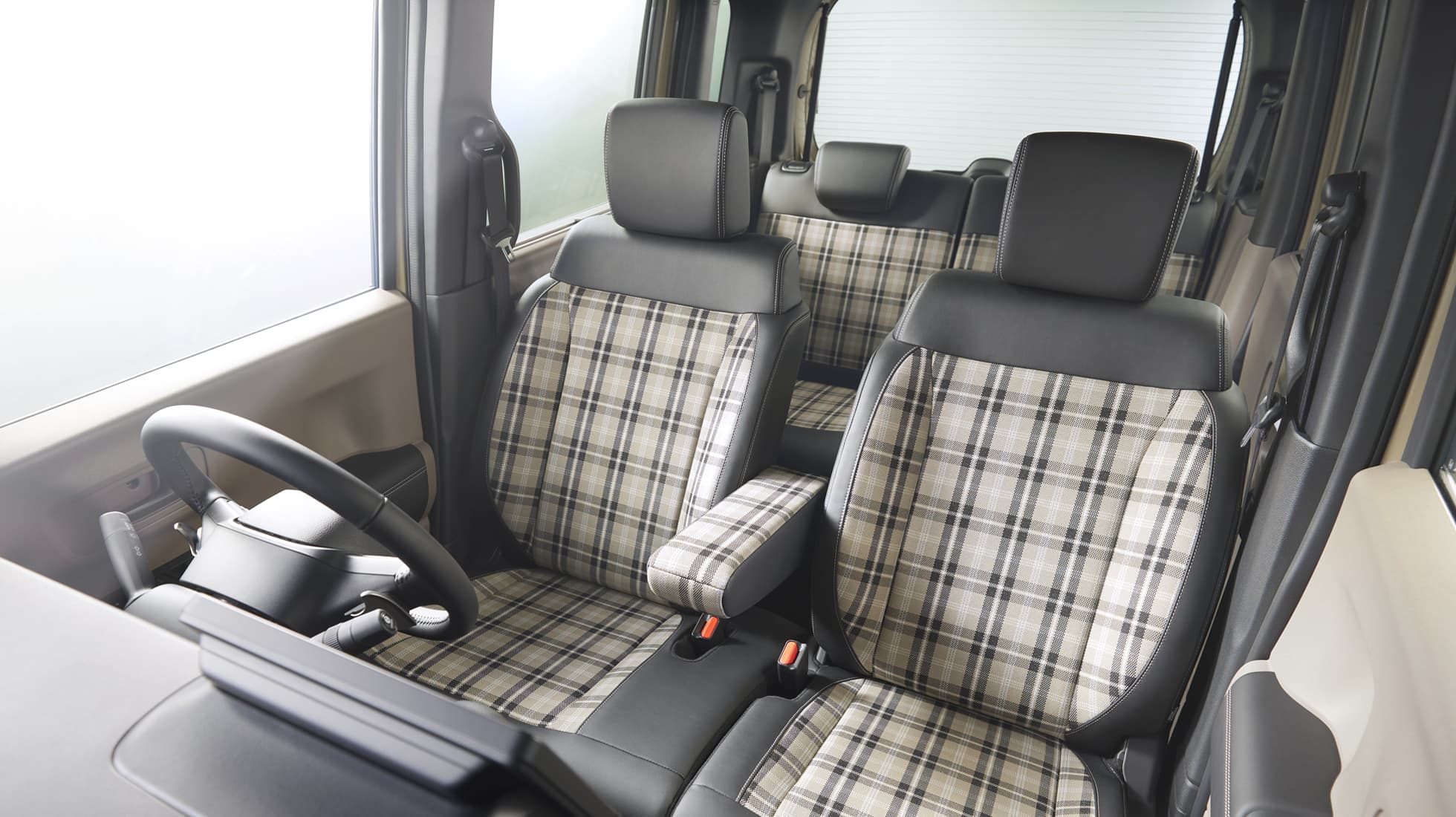 Photo：N-BOX JOY ターボ（FF）　 インテリアカラーはブラウン×ブラック　メーカーオプション、ディーラーオプション装着車