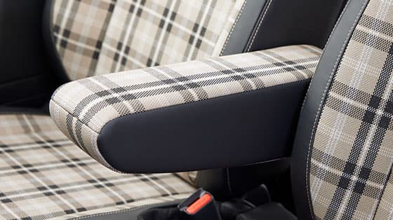 フロントシートアームレスト（運転席）