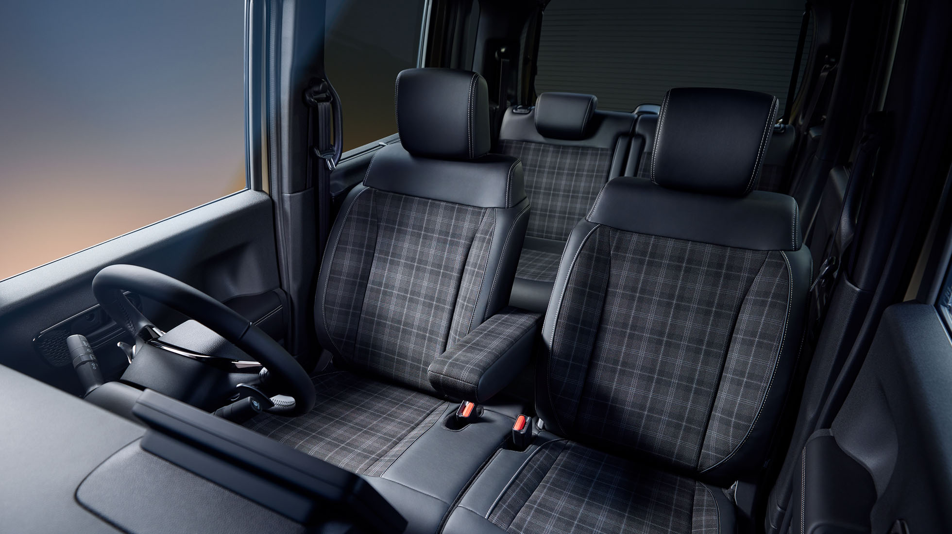 Photo：N-BOX JOY ターボ 特別仕様車 BLACK STYLE（FF）　インテリアカラーはブラック