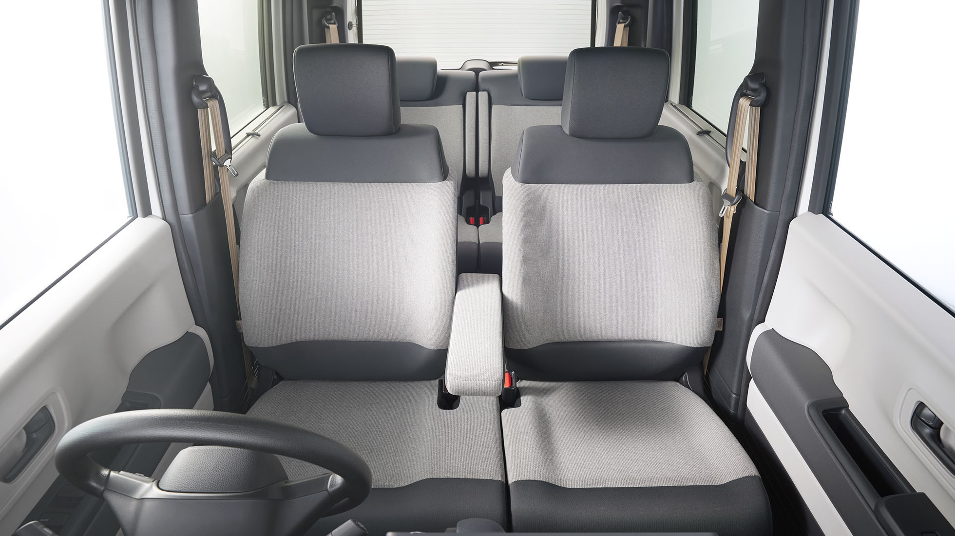 N-BOX（FF）　メーカーオプション装着車　インテリアカラーはグレージュ×グレー