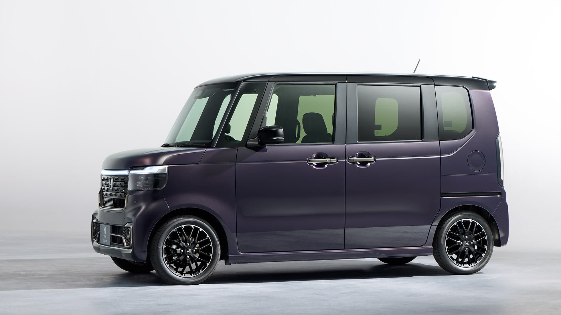 Photo：N-BOX CUSTOM ターボ（FF）コーディネートスタイル　ボディーカラーはトワイライトミストブラック・パール＆ブラック　メーカーオプション、ディーラーオプション装着車