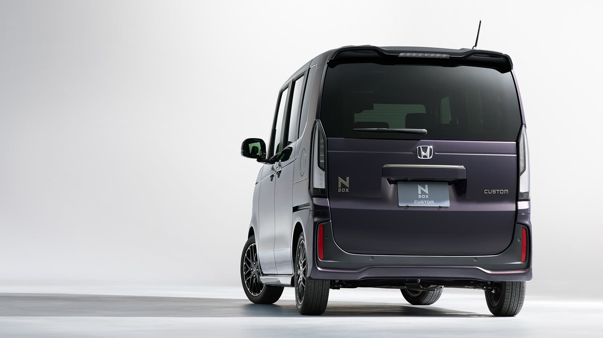 Photo：N-BOX CUSTOM ターボ（FF）コーディネートスタイル　ボディーカラーはトワイライトミストブラック・パール＆ブラック　メーカーオプション、ディーラーオプション装着車